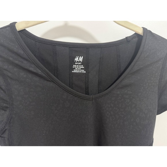 H&M Sport Black Fitted V Neck Short Sleeve Athletic Top Activewear Size XS - Picture 3 of 5